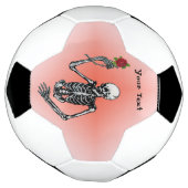 Squelette tenant Rose rouge sur la pierre dans la  (Tourné)