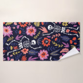 Squelettes dansants dans le jardin fleuri motif (Serviette de bain)