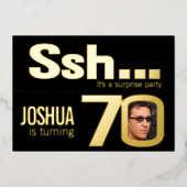 Ssh.. Verrassend 70e verjaardag gouden zwart Folie Uitnodiging (Voorkant)