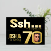 Ssh.. Verrassend 70e verjaardag gouden zwart Folie Uitnodiging (Staand Voorkant)