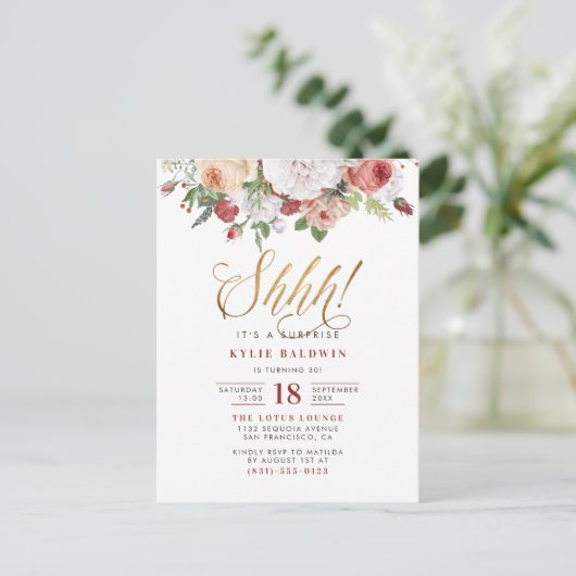 Ssst! Gold Glitter Script Verrassingsfeest Uitnodiging Briefkaart (Staand voorkant)