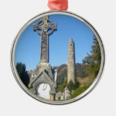 St Kevin's Cross en Round Tower Glendalough Metalen Ornament (Voorkant)