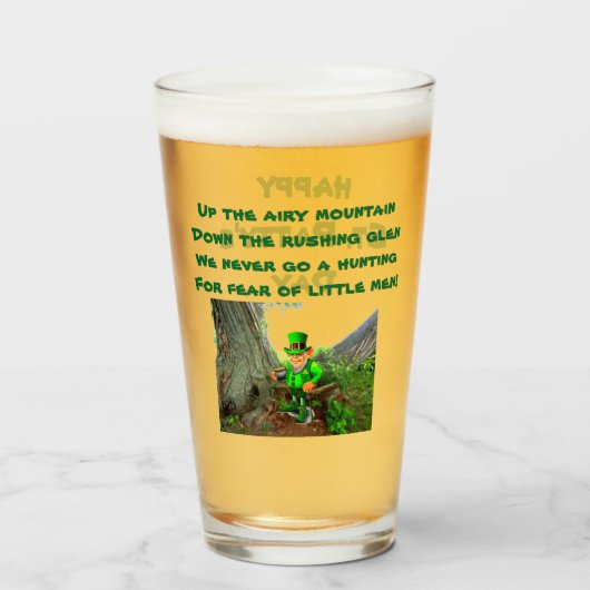 ST. LE JOUR DE PATRICK LEPRECHAUN RHYME verre (Devant (rempli))