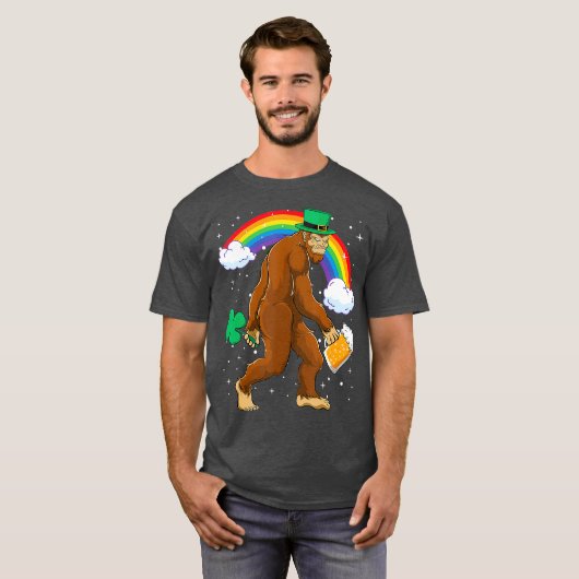 St Patrick Bigfoot Regenboog Lucky Funny Drink T-shirt (Voorkant volledig)