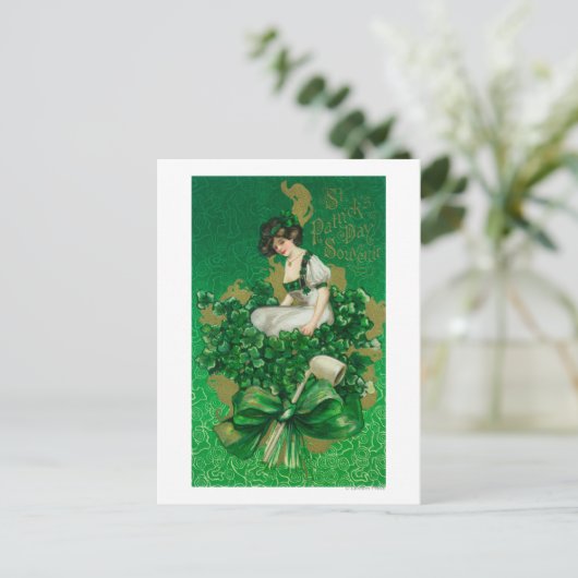 St. Patrick Day Souvenir Woman op Clover Scene Briefkaart (Staand voorkant)