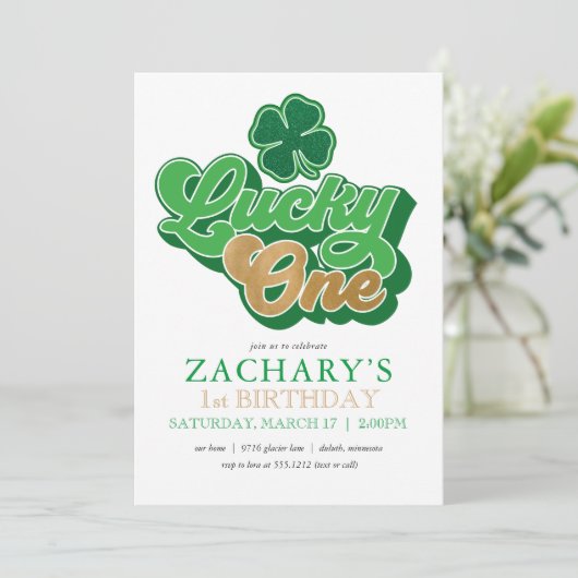 St. Patrick' Lucky One First Birthday Invitation (Debout devant)