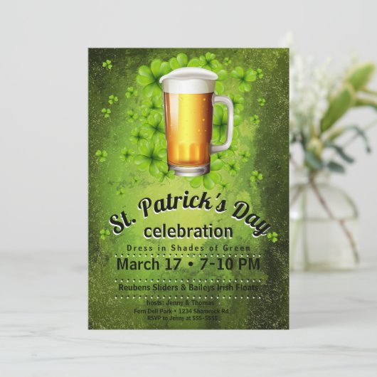 St. Patrick's Day Bier & Shamrocks op Grunge Kaart (Staand voorkant)