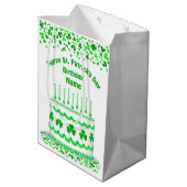 St Patrick's Day Birthday Cake Customizable Candle Medium Cadeauzakje (Achterkant Gekanteld)