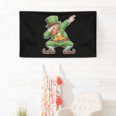 St Patricks Day Dab Dabbing Leprechaun in het groe Spandoek (Insitu)