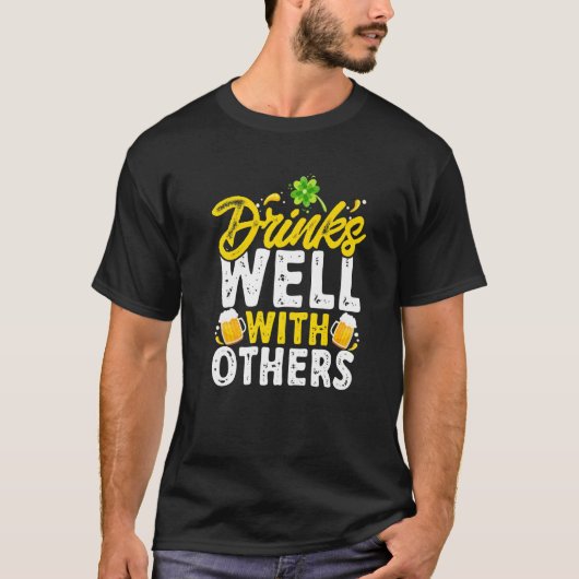 St Patricks Day - Drinks Well With Others Premium T-shirt (Voorkant)