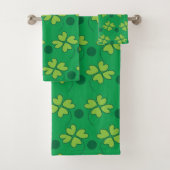 St Patricks Day Green Four Leaf Clover Bad Handdoek (Insitu)