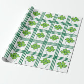 St Patricks Day Green Four Leaf Clover Pattern Cadeaupapier (Uitgerold)
