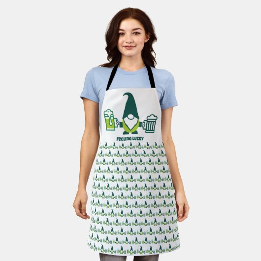 St. Patrick's Day Kabouter met Bierpul Schort (Gedragen)