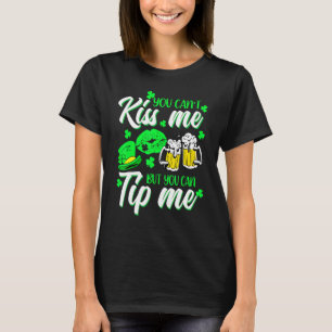 St Patrick's Day Lucky Shamrock serveerster barmei T-shirt