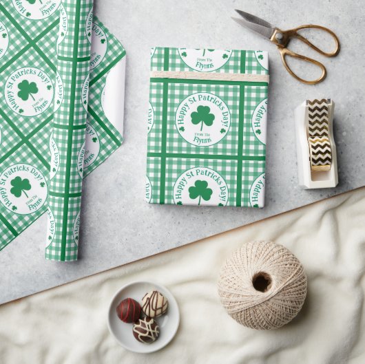 St Patricks Day NAME Irish Clover Green Check Cadeaupapier (Crafts)