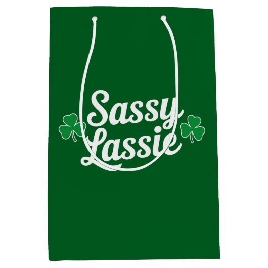 St Patricks Day Sassy Lassie Grappig Iers Medium Cadeauzakje (Voorkant)