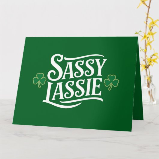 St Patricks Day Sassy Lassie Grappig Iers meisje Kaart (Gele Bloem)