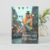 St. Patrick's Day Schoonheid zittend op een vat Feestdagenkaart (Staand voorkant)