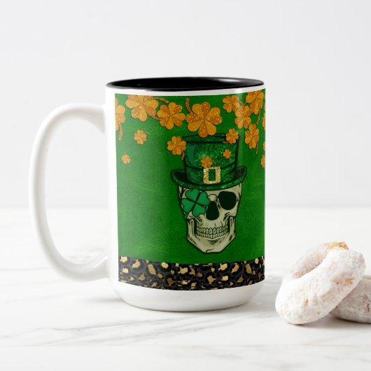 St. Patrick's Day-thema met schedel en shamrock Tweekleurige Koffiemok (Met donut)