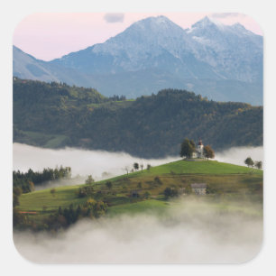 St. Thomas kerk en bergen, Slovenië sticker