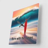 Staande surfplank in Zand met Wave Vierkante Klok (Hoek)