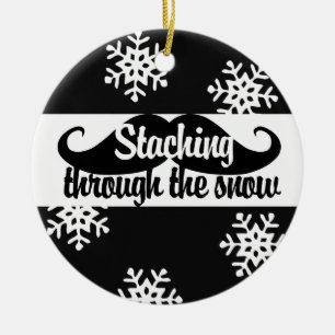 Staching door de sneeuw keramisch ornament