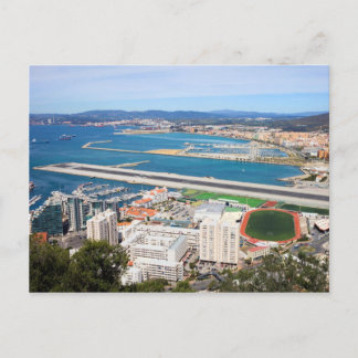 Stad Gibraltar en start- en landingsbaan op de luc Briefkaart