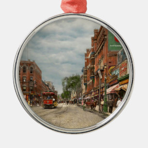 Stad - Lowell MA - Een verdomd goed bedrijf 1908 Metalen Ornament