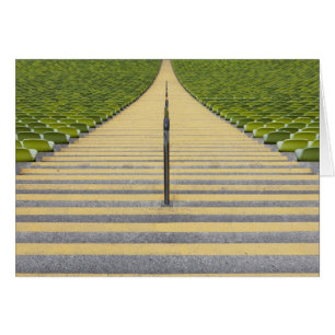 Stadiumtrap tussen rijen groene stoelen