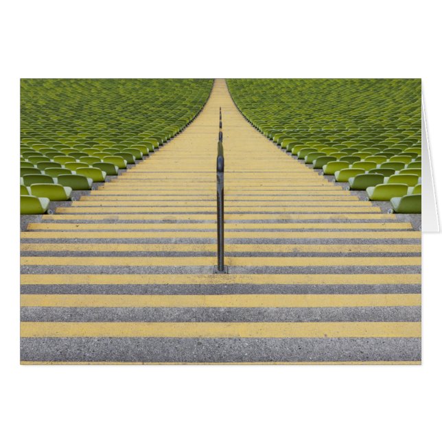 Stadiumtrap tussen rijen groene stoelen (Voorkant Horizontaal)