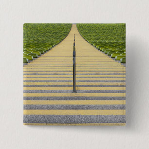 Stadiumtrap tussen rijen groene stoelen vierkante button 5,1 cm