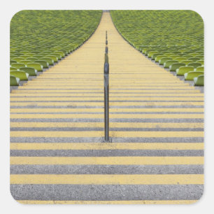 Stadiumtrap tussen rijen groene stoelen vierkante sticker