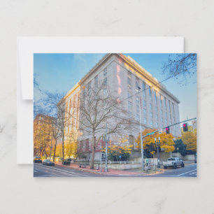 Stadsgebouw en straat herfstbomen briefkaart