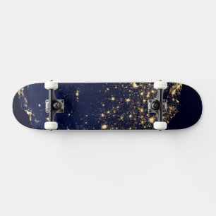 Stadslampen van de Verenigde Staten bij nacht. Skateboard
