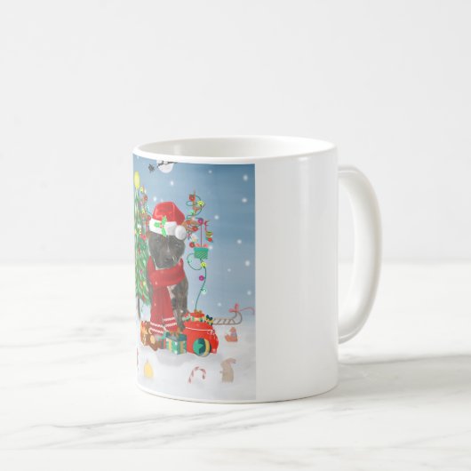 Staffordshire Bull Terrier Dog in Snow met Kerstmi Koffiemok (Voorkant rechts)