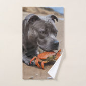 Staffy is bevriend met een strandkrab, bad handdoek (Handdoek)