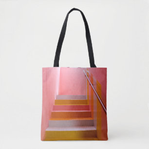 STAIRCASE WIT EN BROWN WOODEN DRAAGTAS