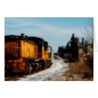 Stalen molen in sneeuw met trein