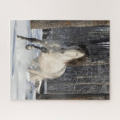 Stallion in de sneeuw draait om puzzel legpuzzel (Horizontaal)