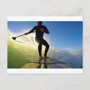 Stand up paddle board surfen op een groene golf briefkaart