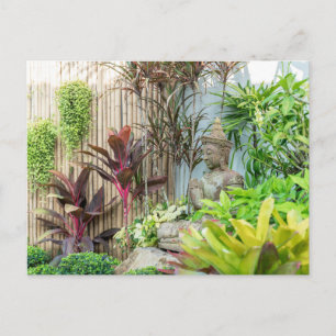 Standbeeld van Boeddha in tuin Briefkaart