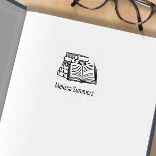 Stapel boeken en open boekenplaat 1x1 rubberstempel
