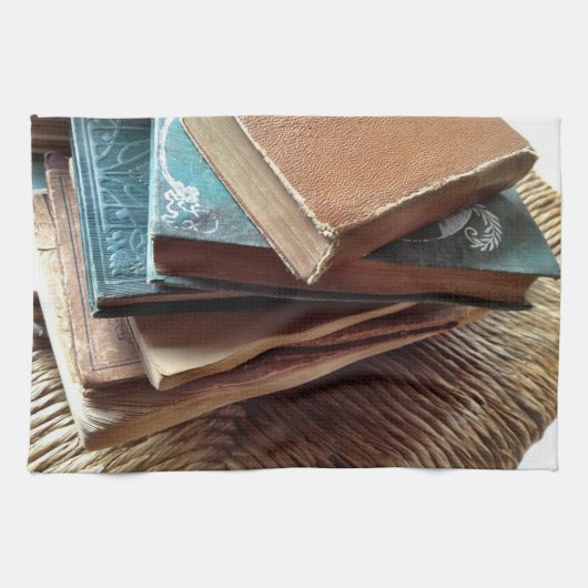 Stapel boeken op oude stoel theedoek (Horizontaal)