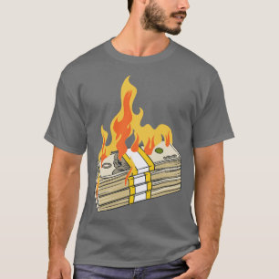 Stapel geld in brand t-shirt