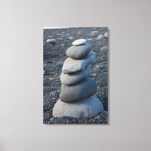 Stapel grijze rokken op strand canvas afdruk (Voorkant)
