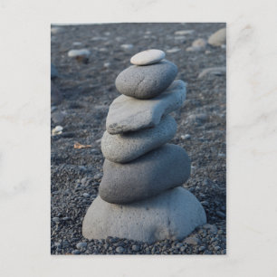 Stapel grijze stenen op het strand briefkaart