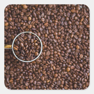 Stapel koffiebonen met koffiekopje vol bonen vierkante sticker