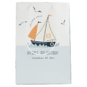 Stapel met blauwe zeilboot medium cadeauzakje (Voorkant)