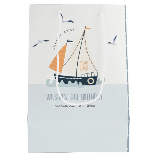 Stapel met blauwe zeilboot medium cadeauzakje (Achterkant)