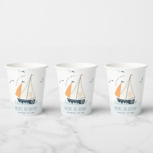 Stapel met blauwe zeilboot papieren bekers
